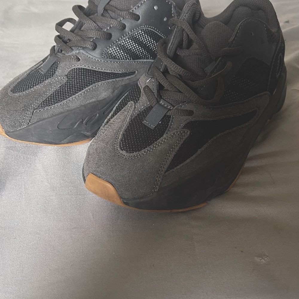 ADIDAS YEEZY BOOST 700 WOMANS 7.5 /mENS SIZE 6